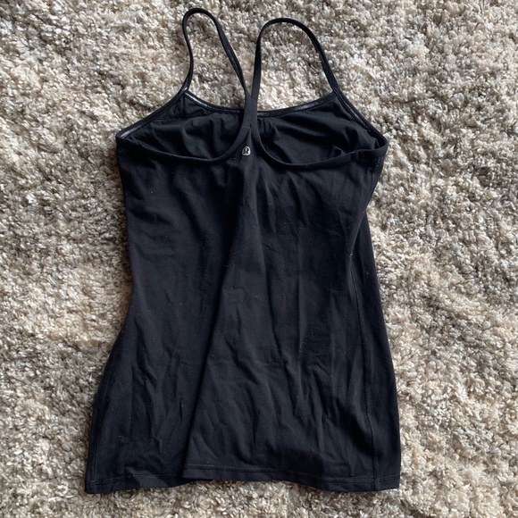 Lululemon tank size 8!🖤 - Picture 2 of 4